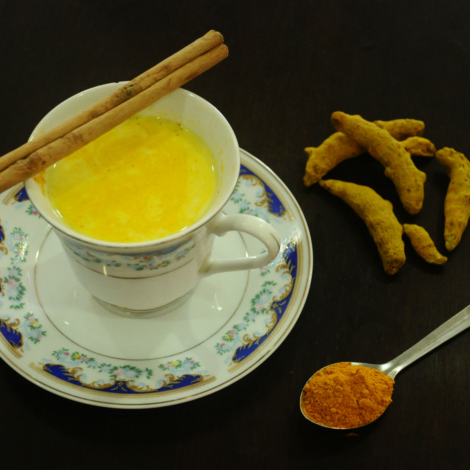 Golden Latte, ein Hustensaft aus indischem Kurkuma
